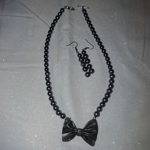 Gray pearl bead necklace with bow pendant